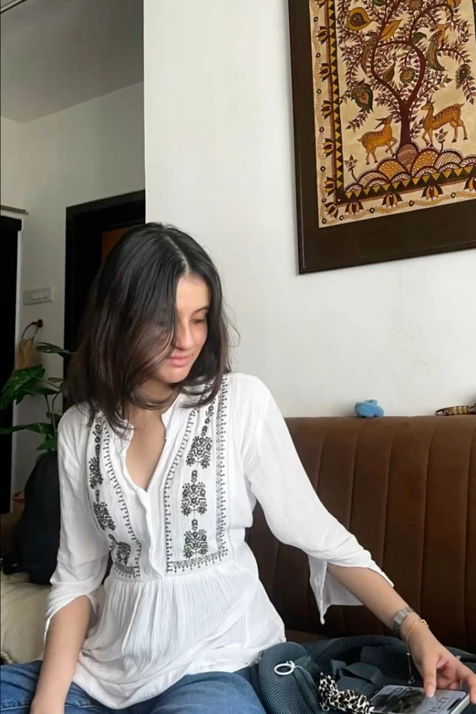 minimal kurta outfit for women simple daily wear look